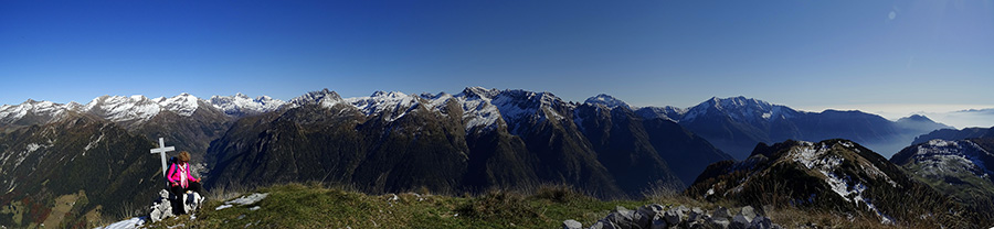 Dal Pizzo Badile (2044 m) panorama verso Alpi e Prealpi Orobie